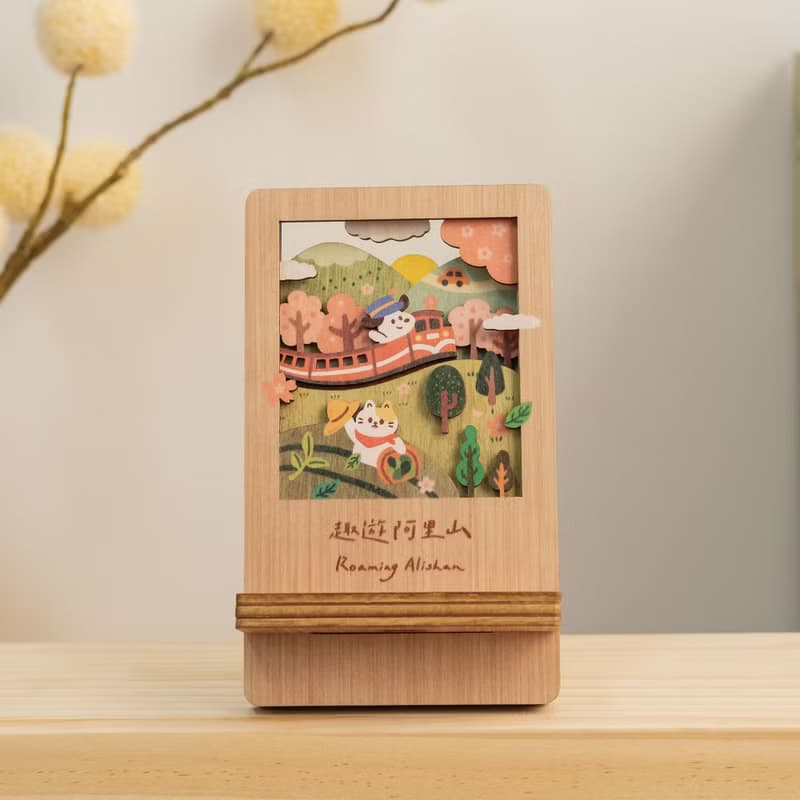 【微風景手機架-趣遊阿里山】台灣紀念品 / 名片座 / 辦公小物