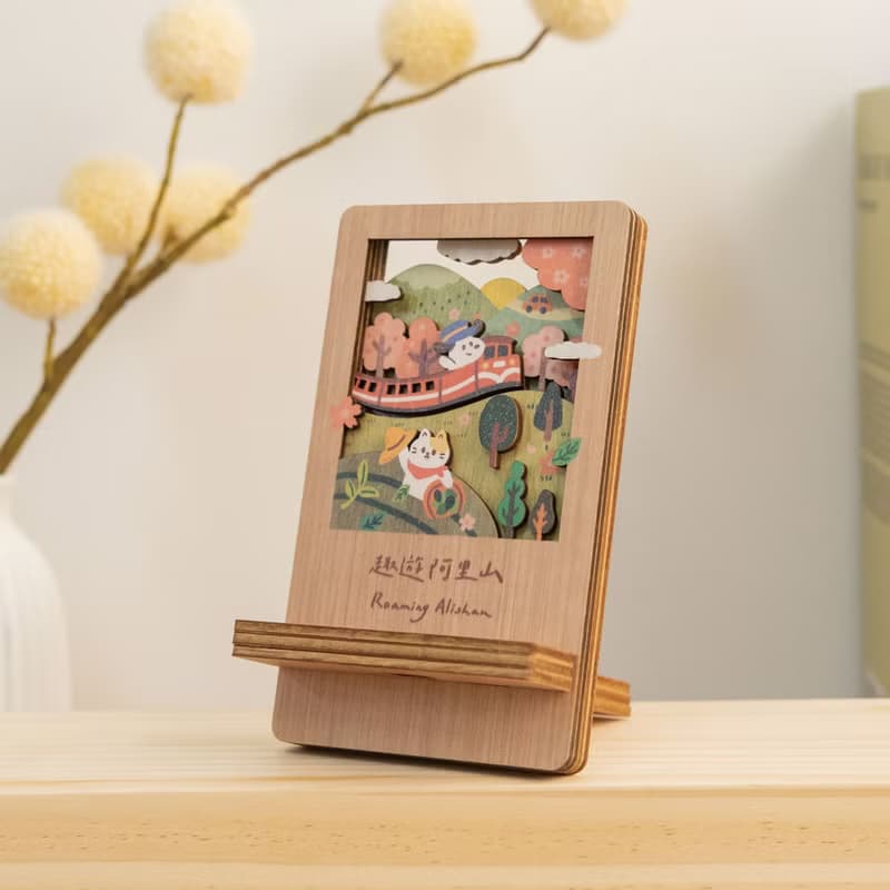 【微風景手機架-趣遊阿里山】台灣紀念品 / 名片座 / 辦公小物