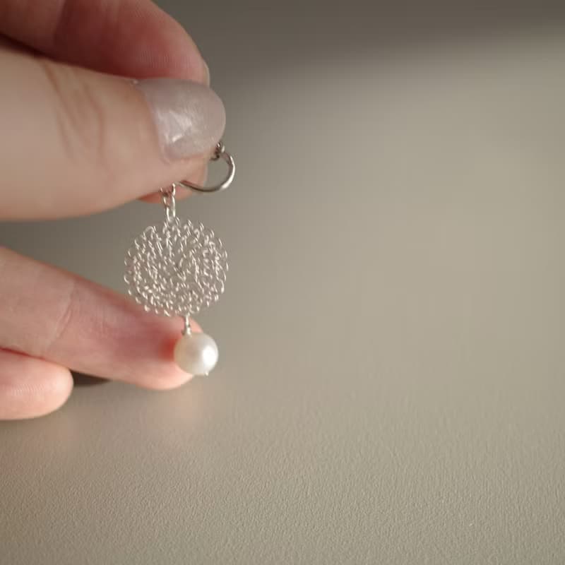 淡水珍珠搖曳 金屬蕾絲耳飾 銀色