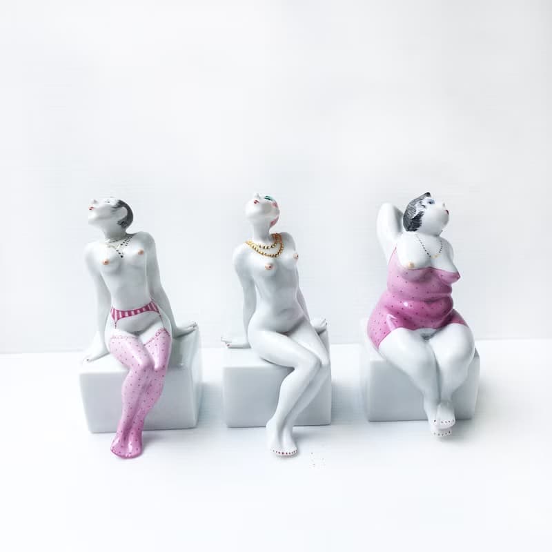 德國手繪坐姿美女 | 手繪上色 時尚 擺飾