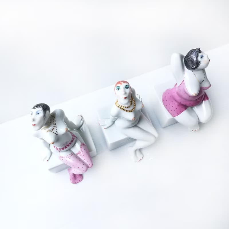 德國手繪坐姿美女 | 手繪上色 時尚 擺飾