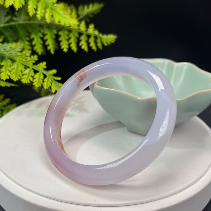 精品 淺紫底 瑪瑙手鐲 57+MM 冰潤起剛飄朱砂點玉髓手環 內心安定