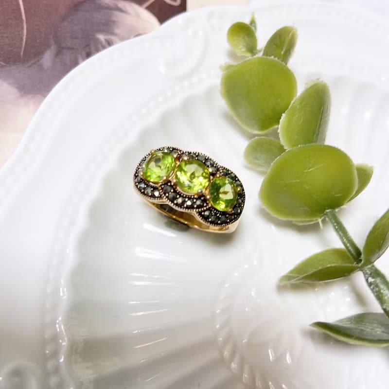 【西洋古董飾品】 三環萊茵水鑽設計 美翠綠綻放 稀有淺綠 戒指