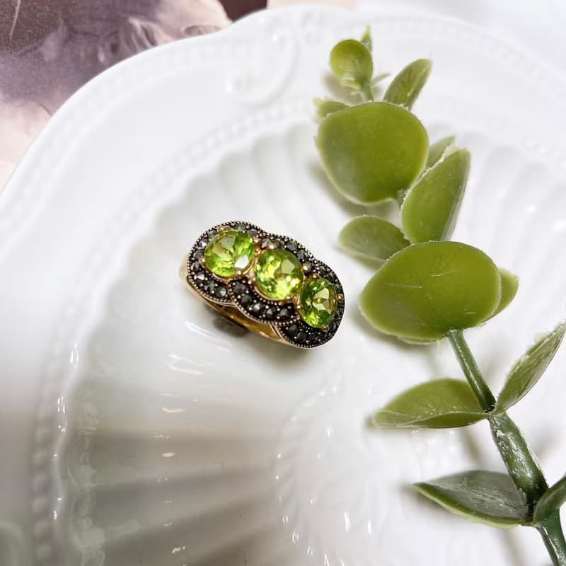 【西洋古董飾品】 三環萊茵水鑽設計 美翠綠綻放 稀有淺綠 戒指