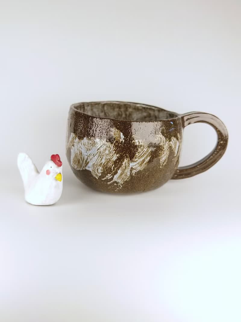 手捏咖啡杯