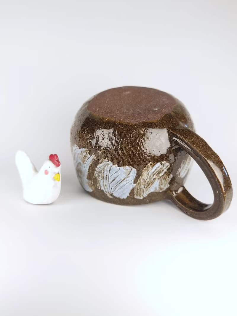 手捏咖啡杯