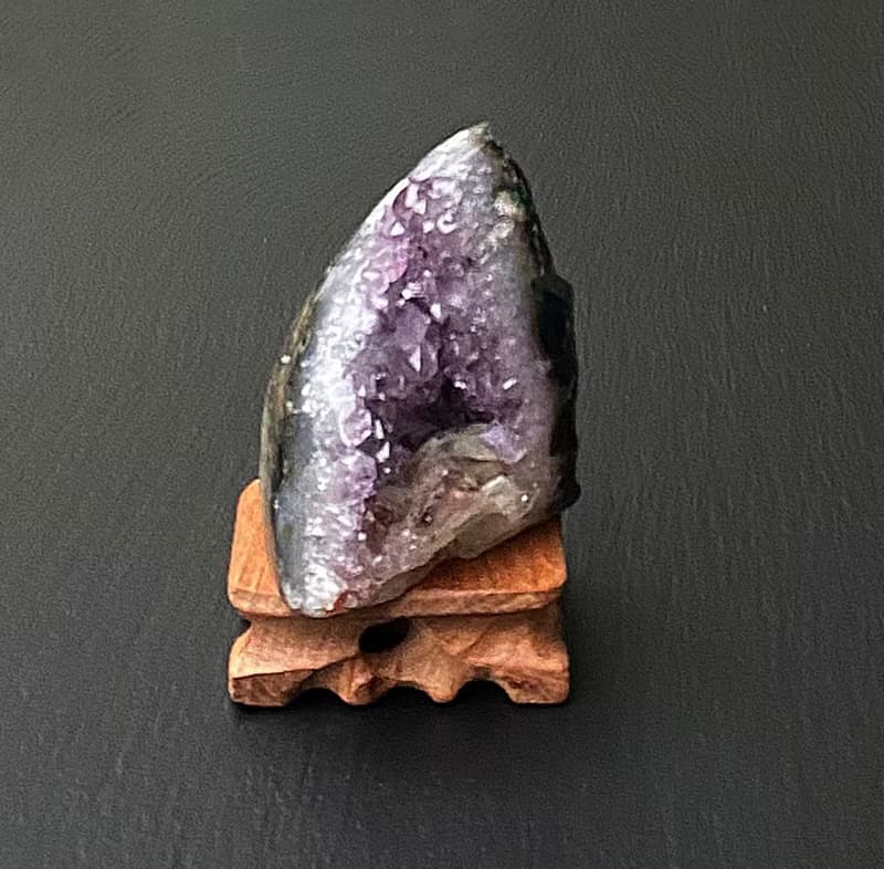 招財開運-天然原礦異象彩虹山形晶洞紫晶鎮共生方解石及黑碧璽