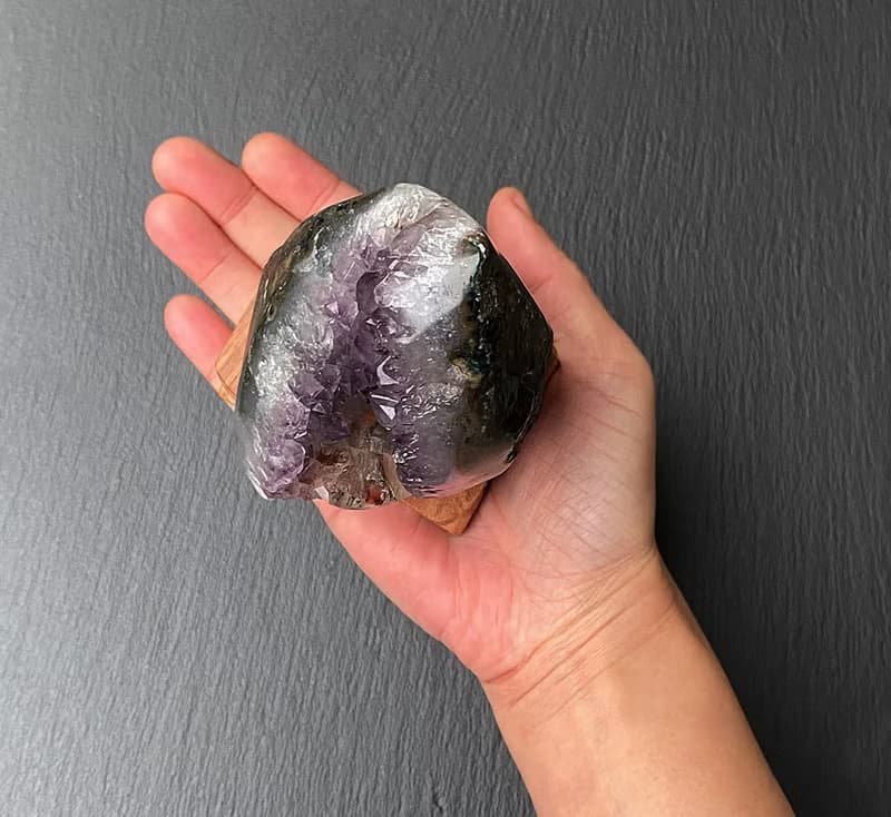 招財開運-天然原礦異象彩虹山形晶洞紫晶鎮共生方解石及黑碧璽