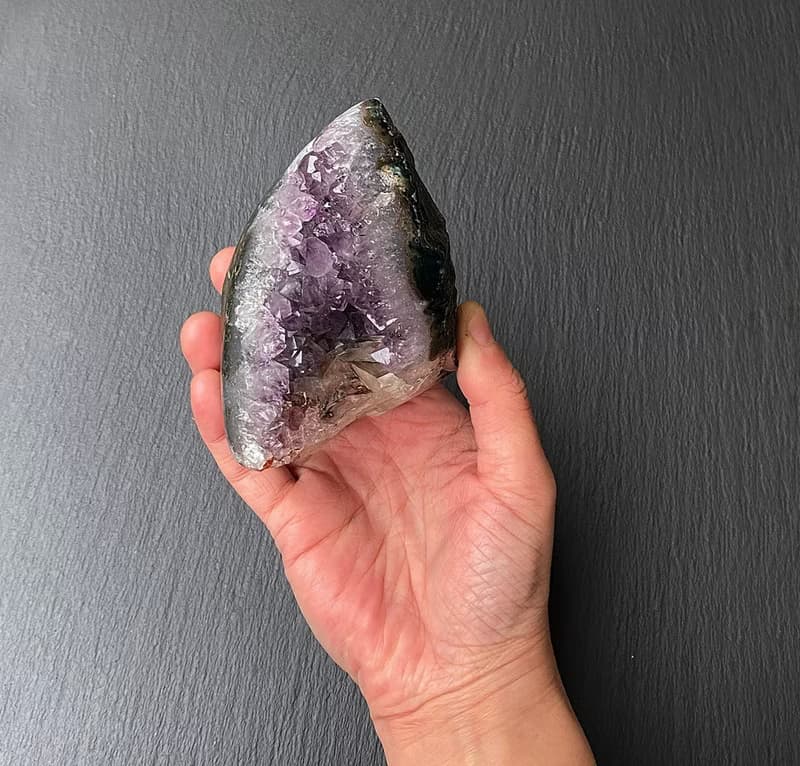 招財開運-天然原礦異象彩虹山形晶洞紫晶鎮共生方解石及黑碧璽