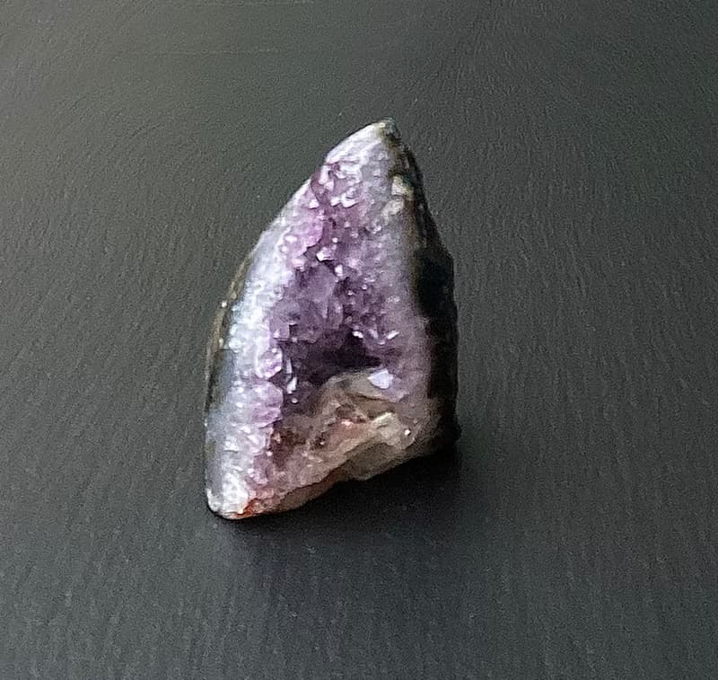 招財開運-天然原礦異象彩虹山形晶洞紫晶鎮共生方解石及黑碧璽