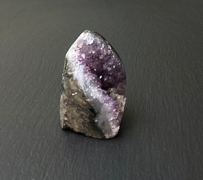 招財開運-天然原礦異象彩虹山形晶洞紫晶鎮共生方解石及黑碧璽