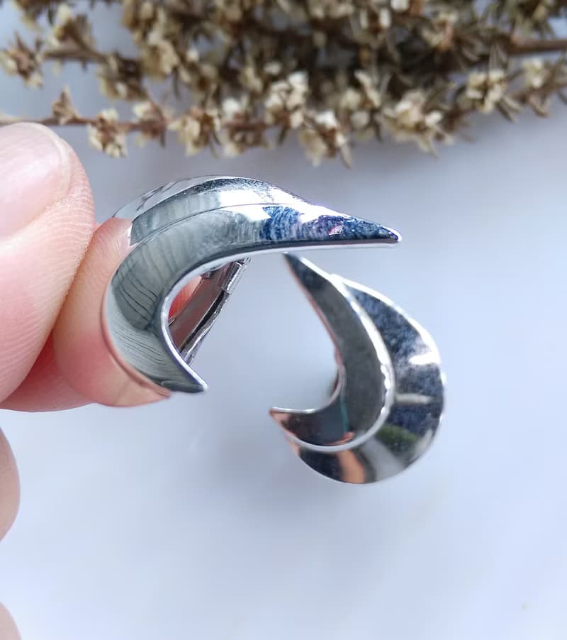 Vintage Jewelry 西洋古董飾品 SARAH COV 銀色 流線 夾式耳環