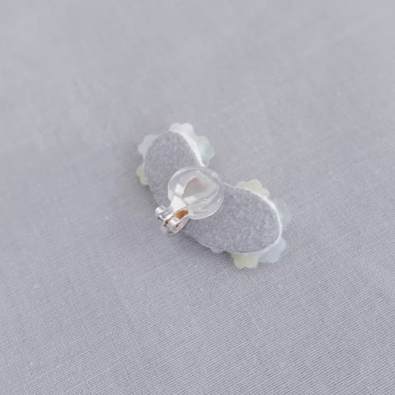 小花梗・手工刺繡耳夾