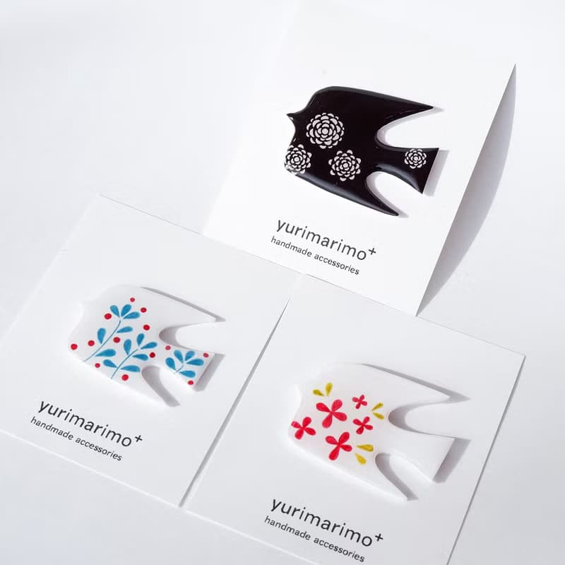 鳥のブローチ　北欧 軽い かるい とり 黒 花柄 ナチュラル ギフト プレゼント かわいい