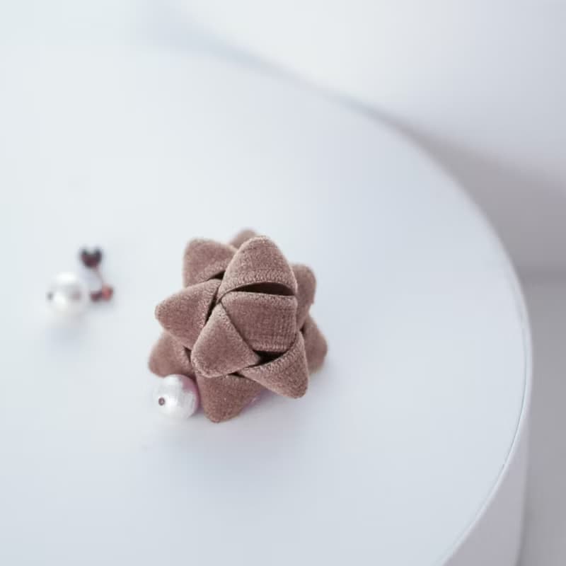 ギフトリボン ピアス・イヤリング【ブラウン】コットンベルベット