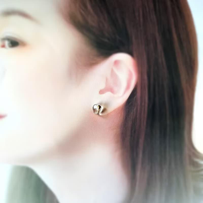 【再販】透明感が綺麗な 水晶 金継ぎ ライン ピアス ノンホールピアス シンプル オフィス 小ぶり 小さい 天然石 ゴールド 金 透明 クリア ギフト