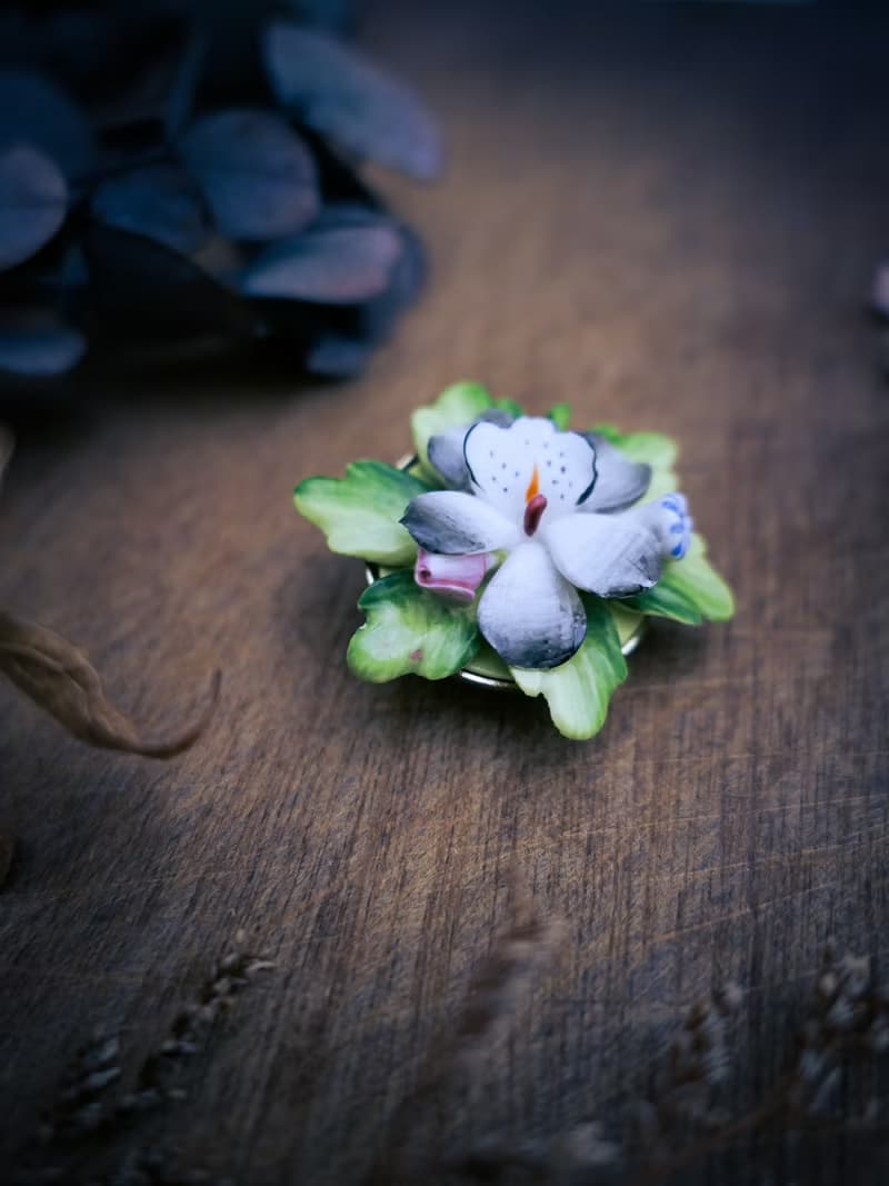 英國 彩色堇花瓷器胸針－歐洲古董首飾 Vintage Jewelry