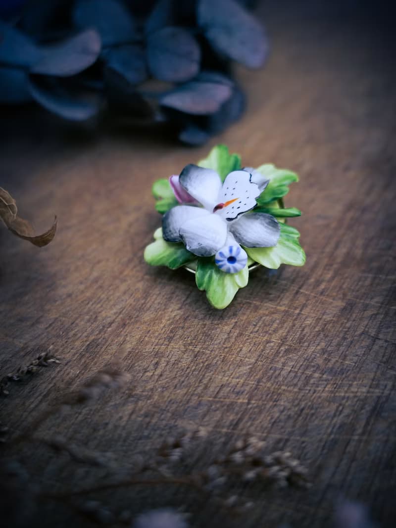 英國 彩色堇花瓷器胸針－歐洲古董首飾 Vintage Jewelry