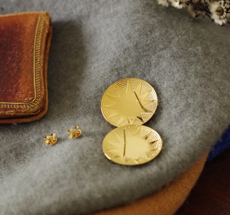 老又好古董珠寶Vintage金色放射星圓形針式耳環 AVON P502