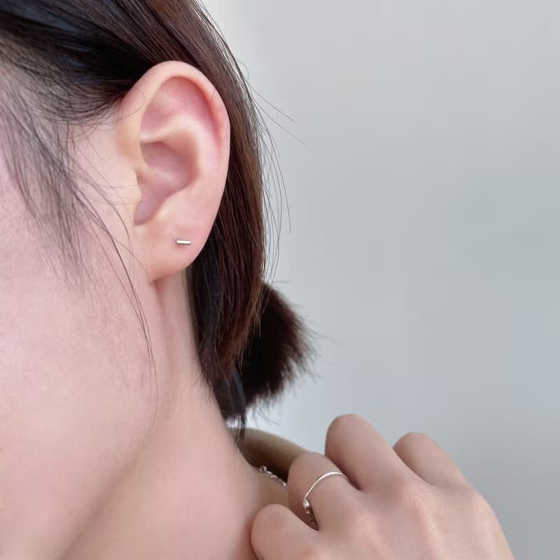 |簡約|迷你小圓柱 • 貼耳 • 轉珠耳環 • 純銀耳針 抗敏可碰水