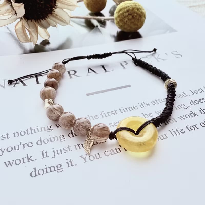 焰語之環手鍊・蜜蠟平安扣 × 銅髮晶 × 黑玉線編織羽葉原創設計