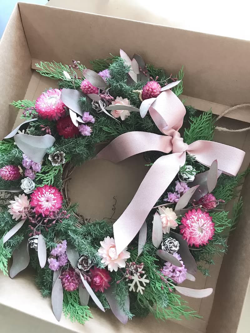 出貨快速-粉紅色麥桿菊聖誕花圈(含聖誕包裝盒)-25公分