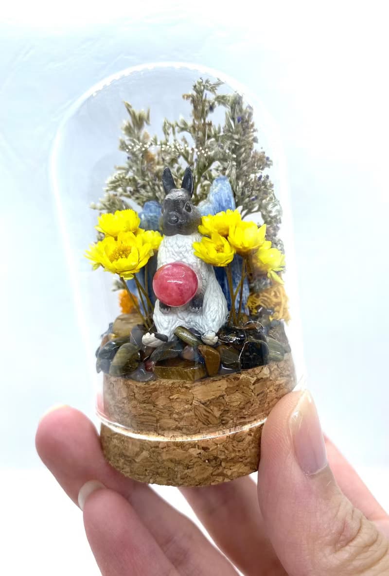 橘色森林-兔子與藍晶原石/紅紋石珠-手工玻璃罩公仔/水晶/乾燥花