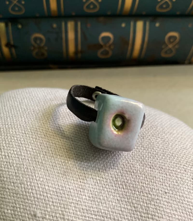 戒指 日本白瓷 自然釉色 無限看不膩色調 真皮革 藝術等級