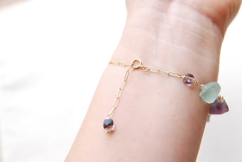 ラフロックフローライトの５石のブレスレット　ストライプ濃緑１４kgf
