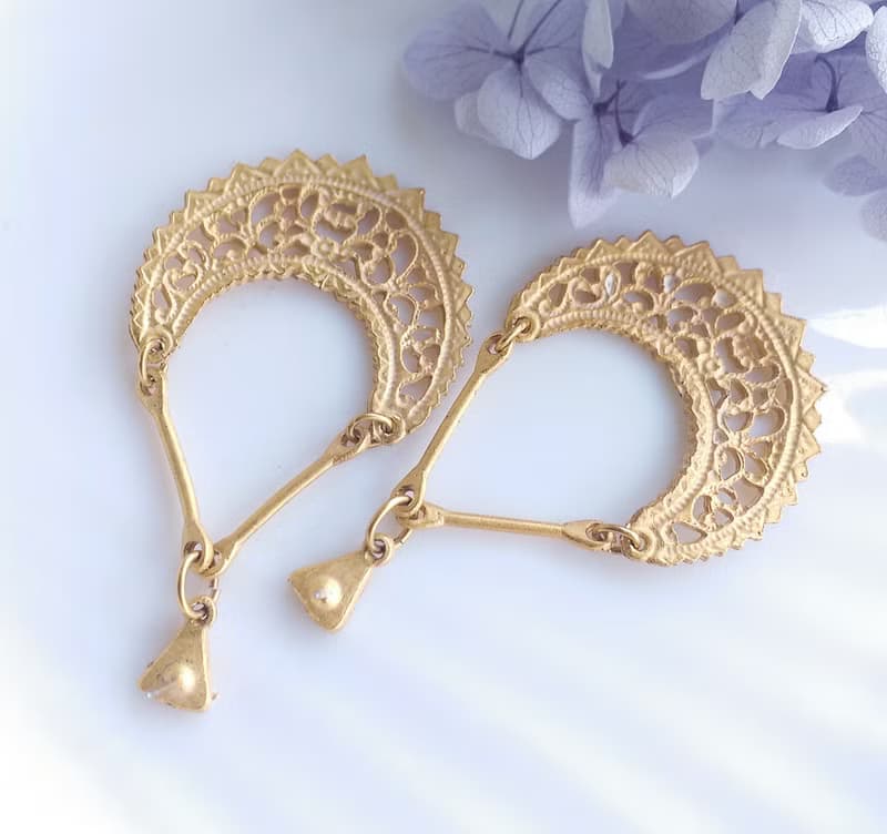 Vintage Jewelry 西洋古董飾品 金色調 啞光簍空雕花 針式耳環