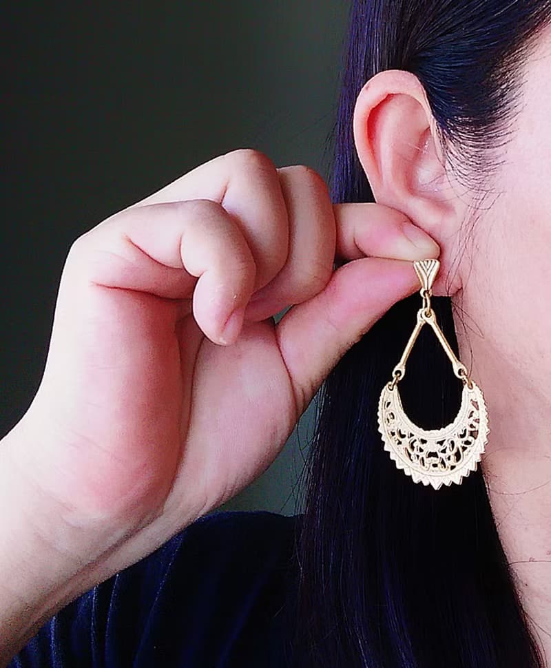 Vintage Jewelry 西洋古董飾品 金色調 啞光簍空雕花 針式耳環