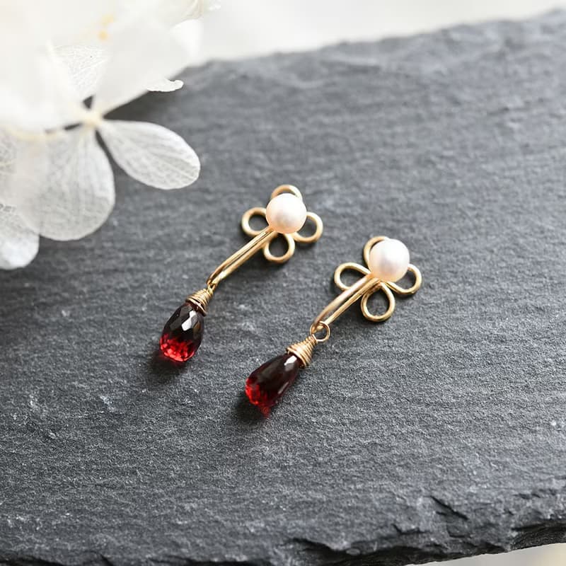 RLL.S限定　オリジナル　パール ガーネットとクローバー　本当に痛くないノンホールピアス 1月誕生石