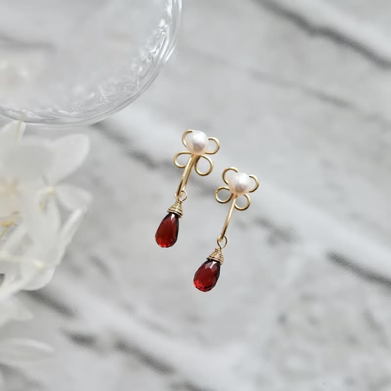 RLL.S限定　オリジナル　パール ガーネットとクローバー　本当に痛くないノンホールピアス 1月誕生石