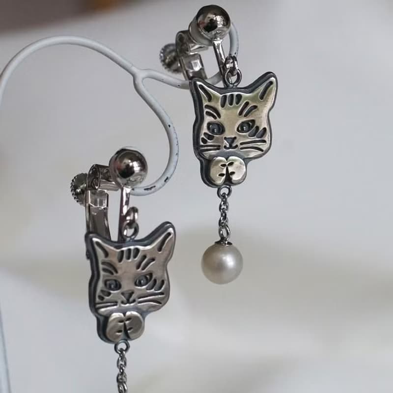 パールと遊ぶ猫のイヤリング ペア
