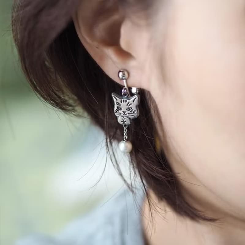 パールと遊ぶ猫のイヤリング ペア