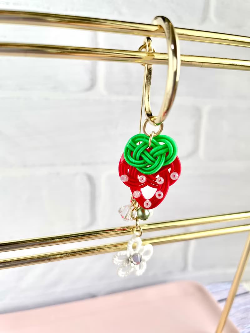 水引耳夾　草莓造型  梭編蕾絲花　紅白配色　雙面水鑽