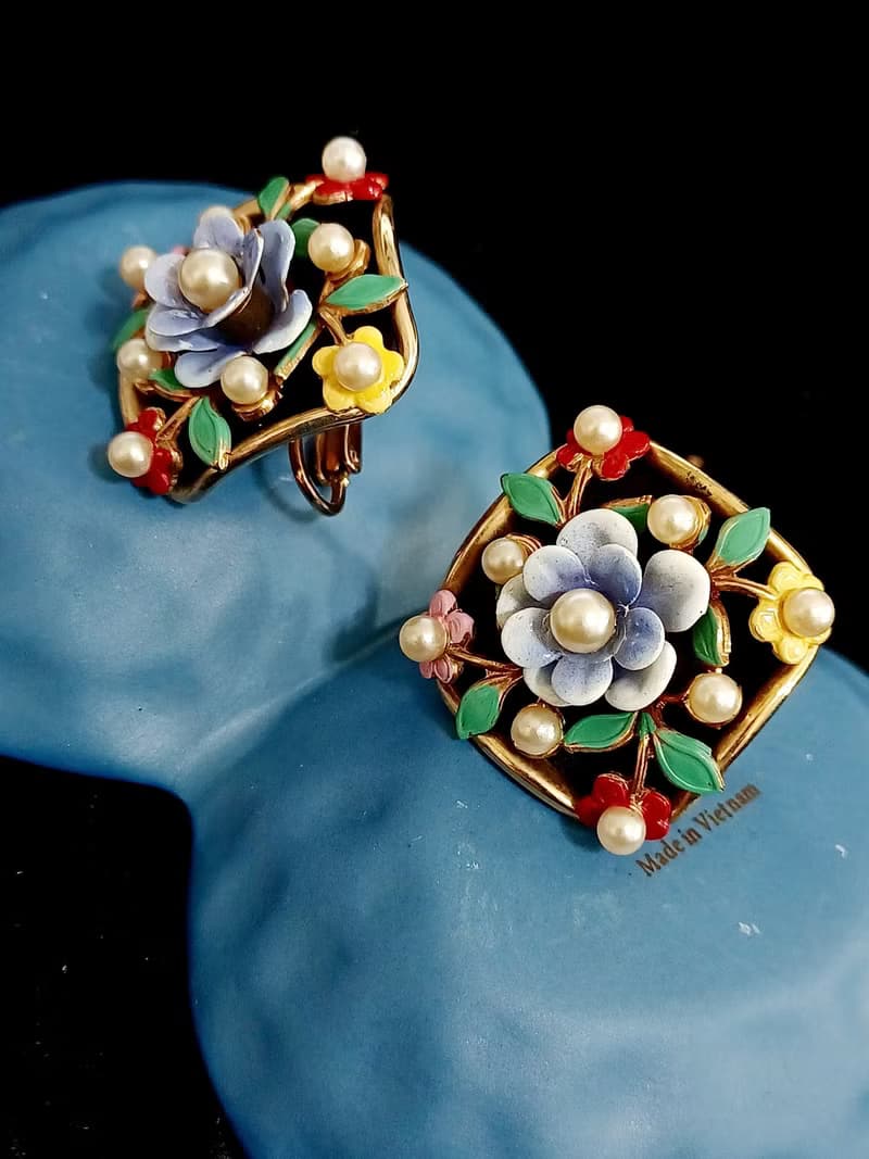 vintage jewelry古典珍品  Alice 琺瑯立體珍珠花卉 夾式耳環