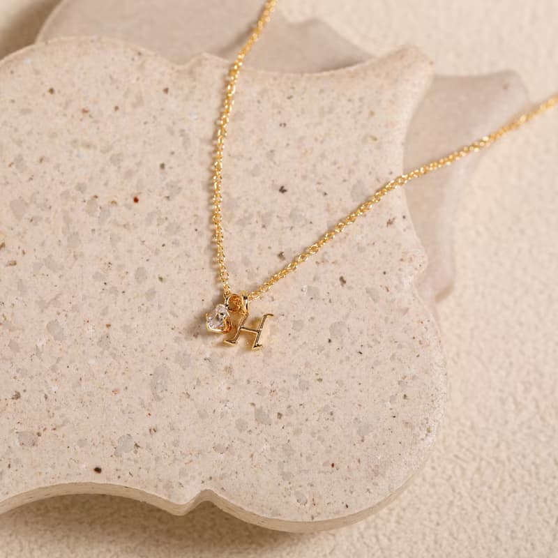 petit-initial necklace 【H】 ニッケルフリーネックレス 　小さなイニシャルをかたどったペンダントネックレス