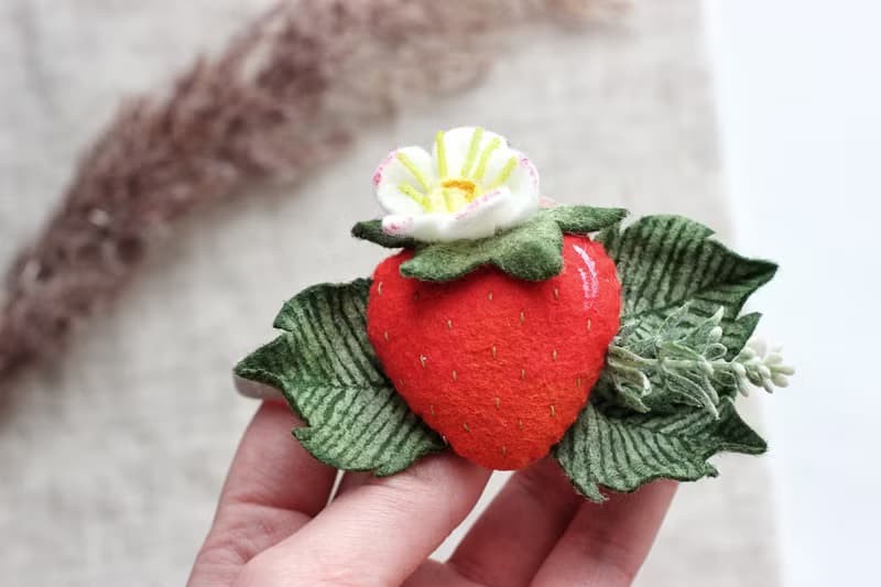 紅色草莓頭帶夏季第一個生日派對
