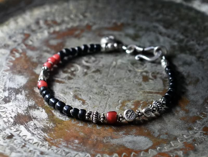 漆黒アンティークビーズと金赤ホワイトハーツ、カレンシルバーのブレス