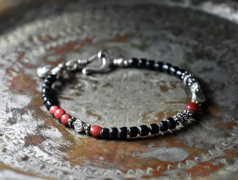 漆黒アンティークビーズと金赤ホワイトハーツ、カレンシルバーのブレス