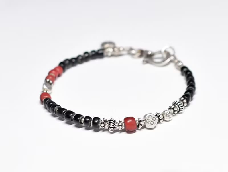 漆黒アンティークビーズと金赤ホワイトハーツ、カレンシルバーのブレス