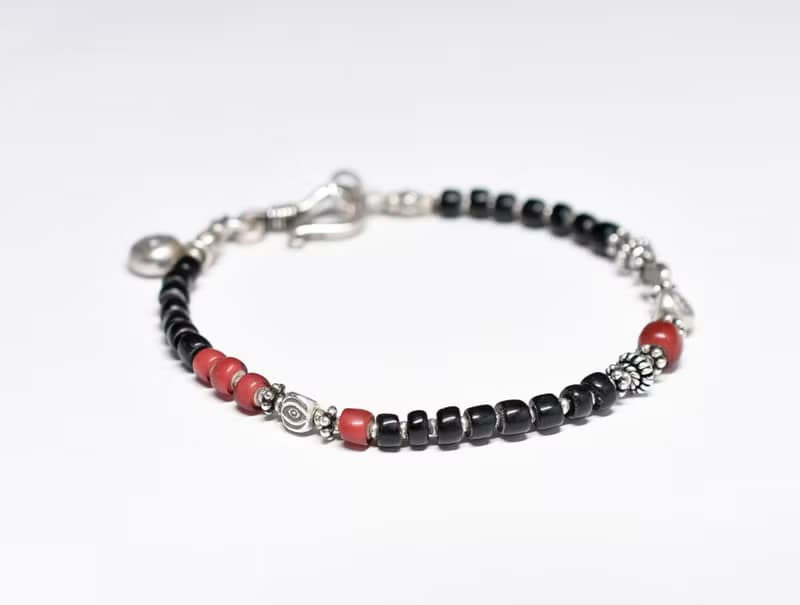 漆黒アンティークビーズと金赤ホワイトハーツ、カレンシルバーのブレス