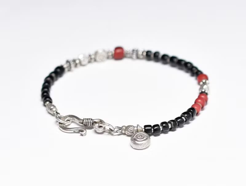 漆黒アンティークビーズと金赤ホワイトハーツ、カレンシルバーのブレス