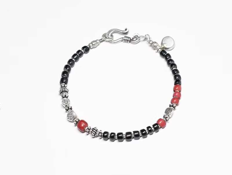 漆黒アンティークビーズと金赤ホワイトハーツ、カレンシルバーのブレス