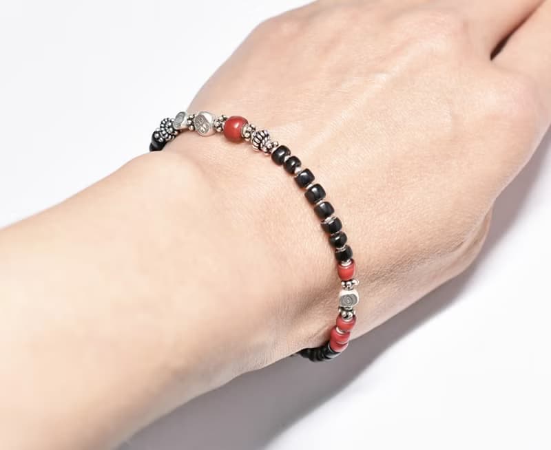 漆黒アンティークビーズと金赤ホワイトハーツ、カレンシルバーのブレス