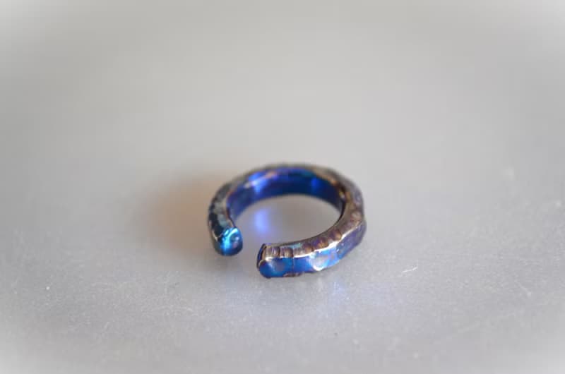 Titanium ear cuff・チタンイヤーカフ・ロックイヤー・青に銀・受注生産