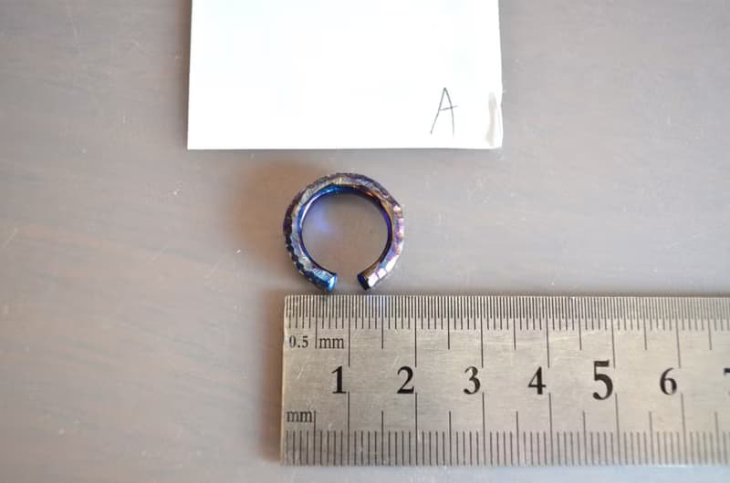 Titanium ear cuff・チタンイヤーカフ・ロックイヤー・青に銀・受注生産
