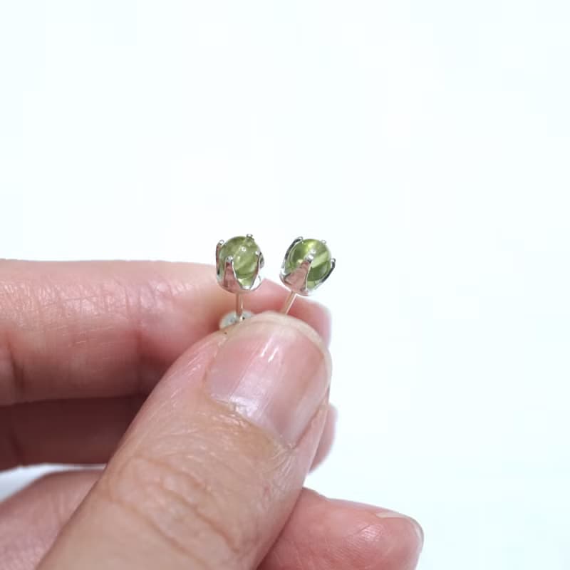ll 9月誕生石 ll 4mm橄欖石 - 925純銀耳針耳環 / 一對 附銀耳扣