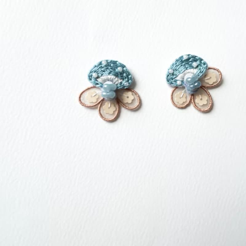 | 茷 | 耳針 | #179 | 手刺繡小藍蘑菇透紗耳環